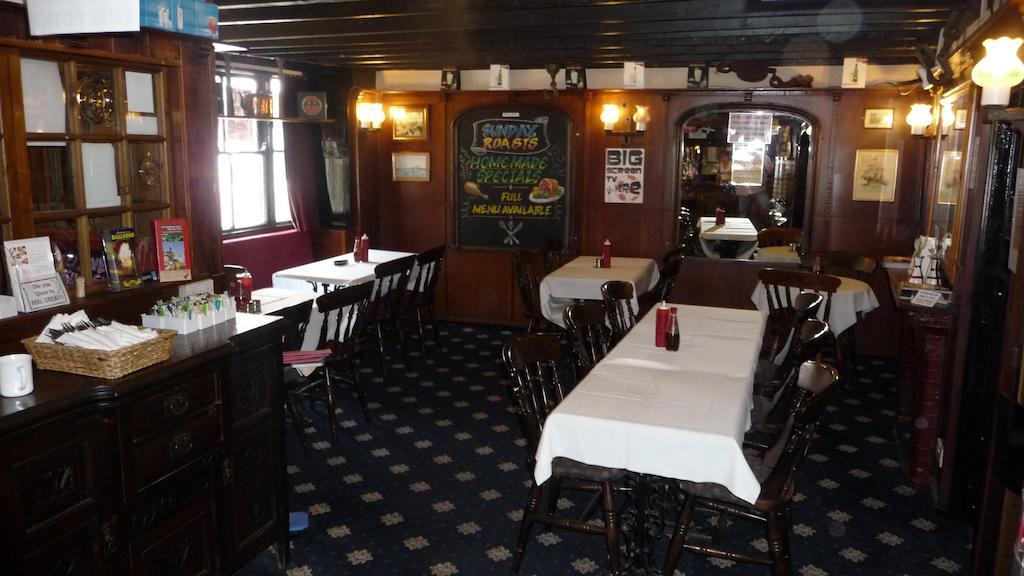 Kings Arms Hotel Пенрин Екстериор снимка
